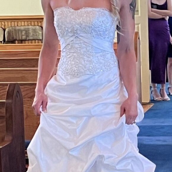 David's Bridal White Strapless Wedding Gown - Picture 15 of 16